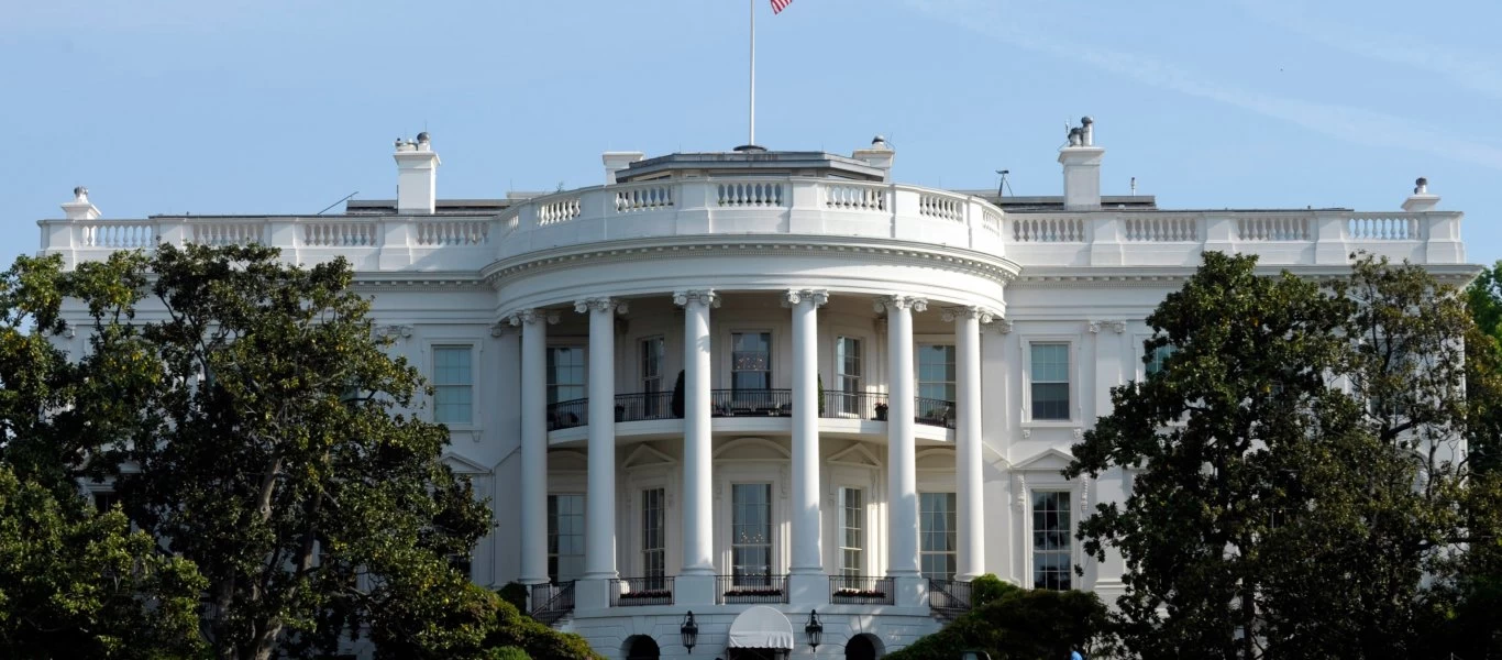 Λευκός Οίκος: Συνεργεία απολυμαίνουν και το τελευταίο τετραγωνικό της Πρώτης Κατοικίας (φωτο)